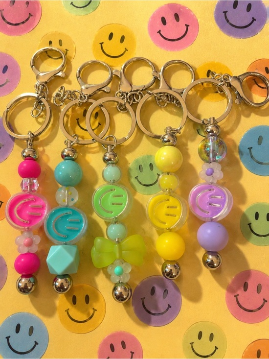 Beadable Bliss Accessories - 1pc Handmade Smiley Face Keychain